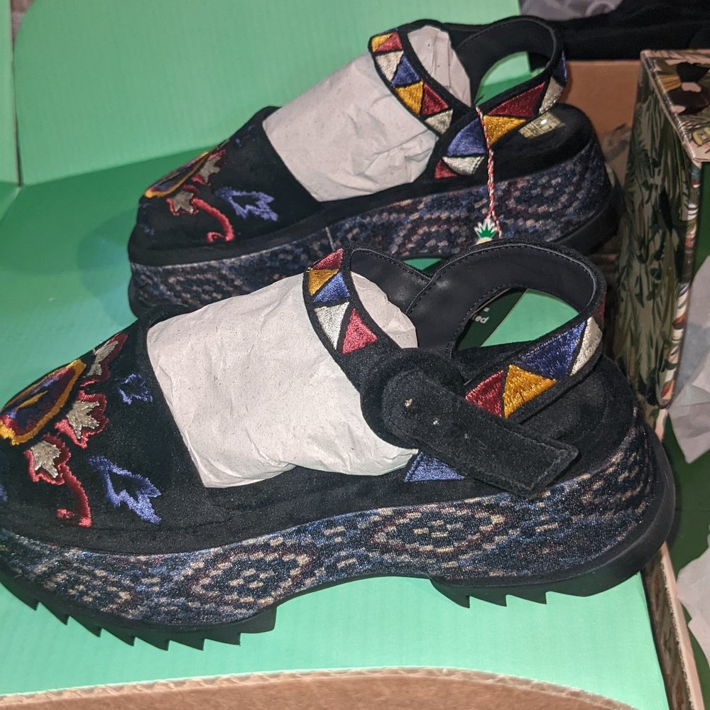 Farm Rio-Black Closed Toe Platform